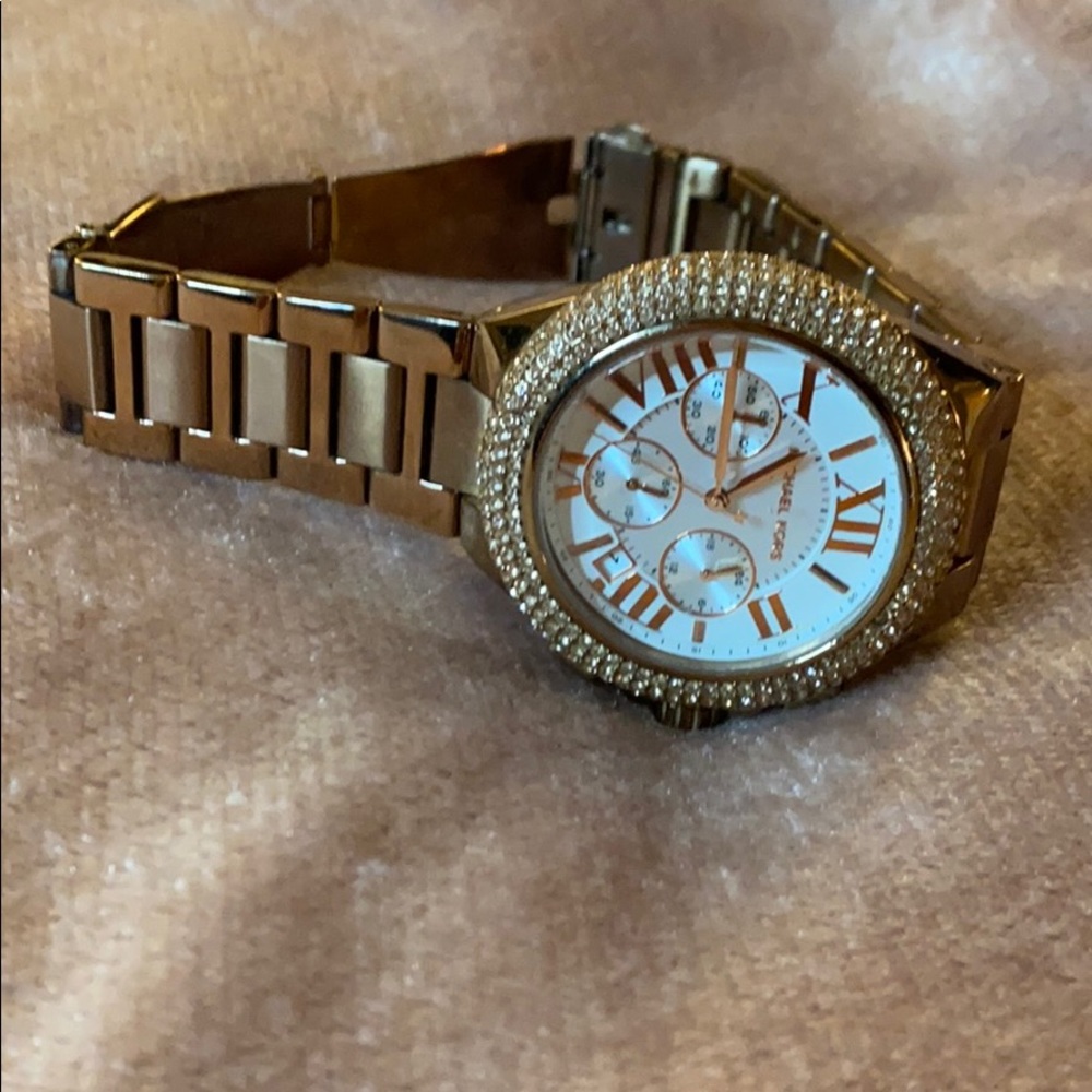 Women’s Rose Gold large Michael Kors watch - Picture 3 of 5
